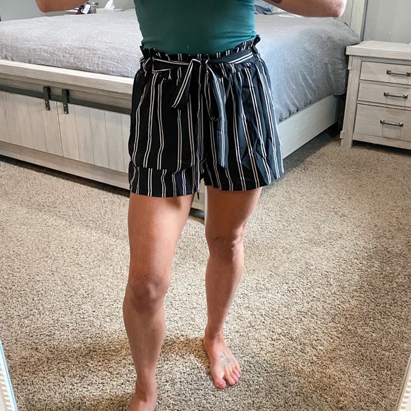 SHEIN Paper Bag Black and White Pinstripe Shorts w/Drawstring Women’s Si… - Picture 2 of 7